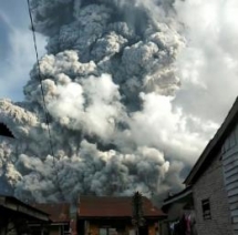 indonesia warns tourists after sumatras island volcano emits ash